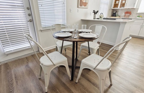 Frisco Apartamento | Frisco Executive Sleek Suite Pool & WIFI
