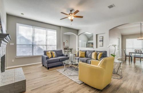 Frisco Casa | Frisco Spacious & Cozy Bling Home by Aya