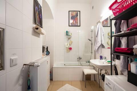 Ottakring Casa | FRO-MEDIA - Room - Backside - Community Space -