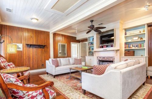 Old West Broad Neighborhood Casa | Frogtown Cottage