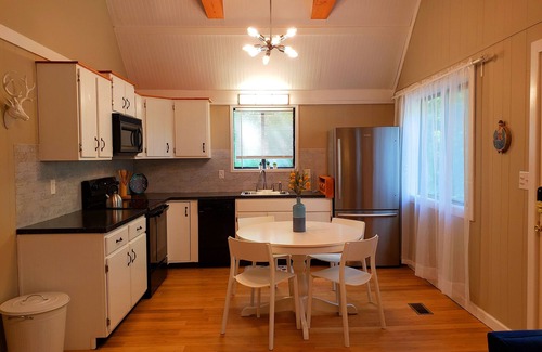 Thornhurst Casa | From $49/night - 1400sf self-checkin 3bd Modern Chalet