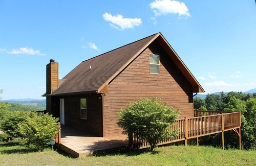 Grassy Creek Cabina | ¡ARRIBA TODAS 100 millas de vistas panorámicas, quema de madera F / P, WiFi y futbolín!