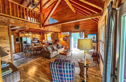 Piney Creek Cabina | From Fireplace Evenings to Deckside Sunsets- Breezy River Has It All