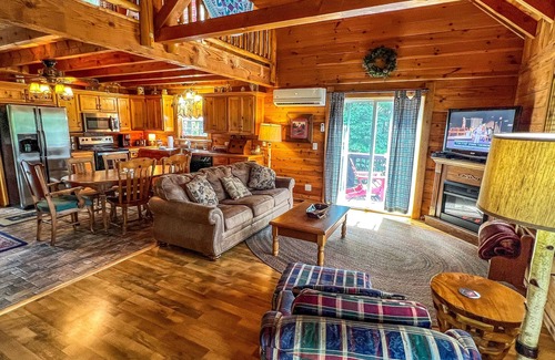 Piney Creek Cabina | From Fireplace Evenings to Deckside Sunsets- Breezy River Has It All
