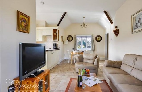 Dorchester Cabaña | FROME LODGE HOUSE, pet friendly, with open fire in Frome Whitfield
