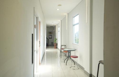 Banjarsari Hotel | Front One Budget Hotel Tirtonadi Solo