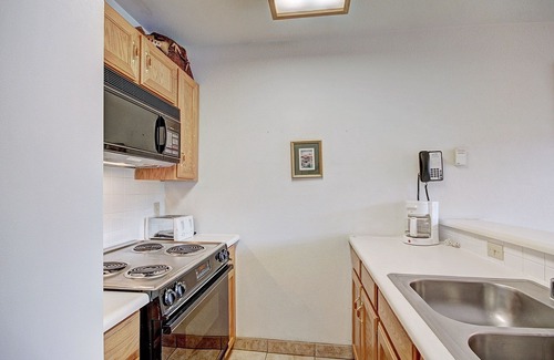 Historic District Condominio | Front-row Access To Historic Breck 2br 1.5ba Sleeps 8 2 Bedroom Condo by RedAwning