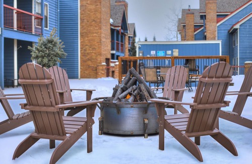 Historic District Condominio | Front-row Access To Historic Breck 2br 1.5ba Sleeps 8 2 Bedroom Condo by RedAwning