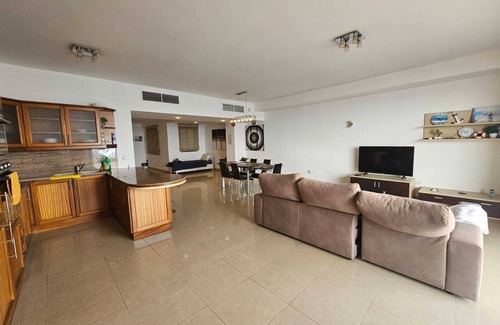 Madliena Apartamento | Front Sea View 3 bedroom Huge Apartment Sliema parking