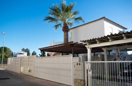 Oliva Chalet De Esquí | Frente Al Mar Rosales. Lujosa Villa con aa, wifi y piscina