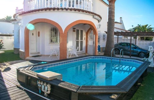 Oliva Chalet De Esquí | Frente Al Mar Rosales. Lujosa Villa con aa, wifi y piscina