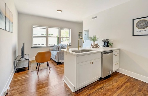 East Walnut HIlls Apartamento | Frontdesk | 1 BR Apt near Krohn Conservatory