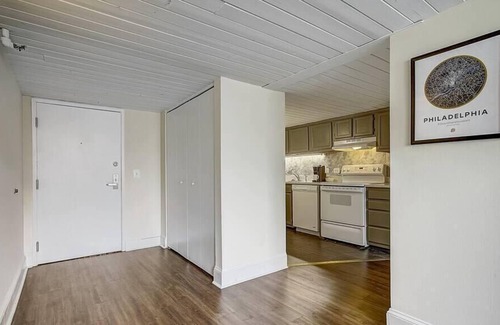 Gayborhood Apartamento | Frontdesk | 1 BR Loft Apt Near Center City