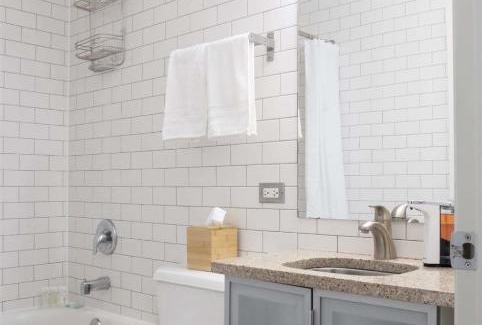 Hyde Park Apartamento | FRONTDESK 2 BR Apt 6 miles to The Shedd Aquarium