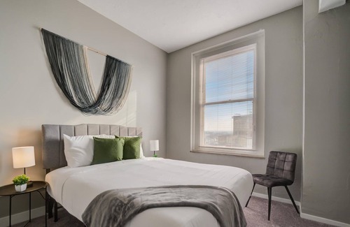 Gateway District Apartamento | Frontdesk | 2 BR Apt by Playhouse Square