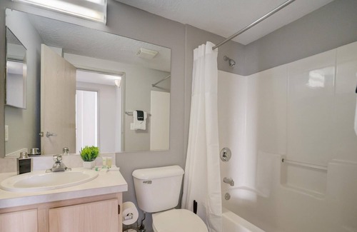 Gateway District Apartamento | Frontdesk | 2 BR Apt by Playhouse Square