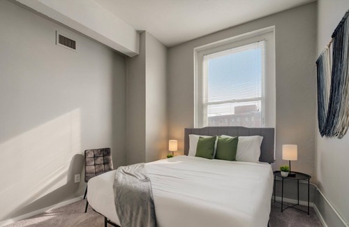 Gateway District Apartamento | Frontdesk | 2 BR Apt by Playhouse Square