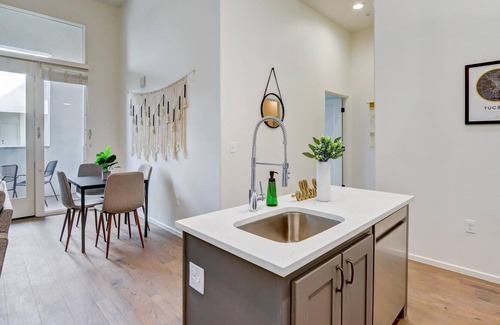 Menlo Park Apartamento | Frontdesk | 2 BR Apt in Menlo Park