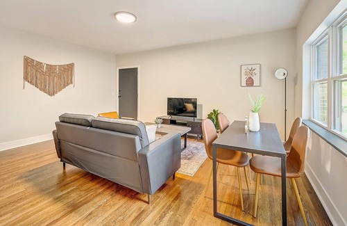 East Walnut HIlls Apartamento | Frontdesk | 2 BR Apt near Eden Park