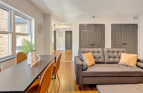 East Walnut HIlls Apartamento | Frontdesk | 2 BR Apt near Eden Park