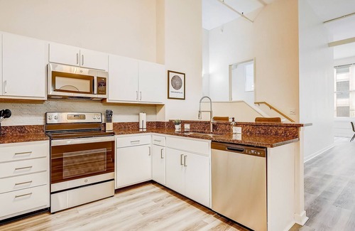 Mile Square Apartamento | Frontdesk | 2 BR Apt near Indiana War Memorial