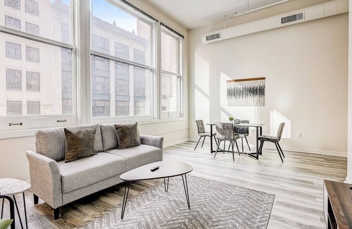 Mile Square Apartamento | Frontdesk | 2 BR Apt near Indiana War Memorial
