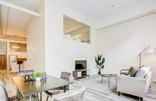 Mile Square Apartamento | Frontdesk | 2 BR Apt near Indiana War Memorial