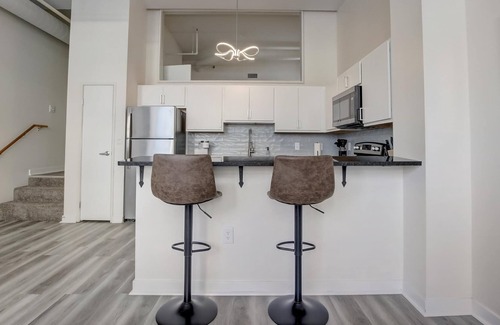 Mile Square Apartamento | Frontdesk | 2 BR Apt by Soldiers/Sailors Monument