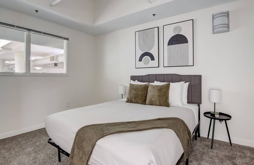 Mile Square Apartamento | Frontdesk | 2 BR Apt by Soldiers/Sailors Monument