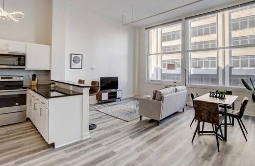 Mile Square Apartamento | Frontdesk | 2 BR Apt by Soldiers/Sailors Monument