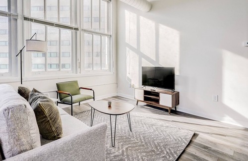 Mile Square Apartamento | Frontdesk | 2 BR Apt near Indy Motor Speedway