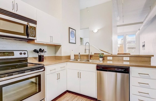Mile Square Apartamento | Frontdesk | 2 BR Apt by Kurt Vonnegut Museum