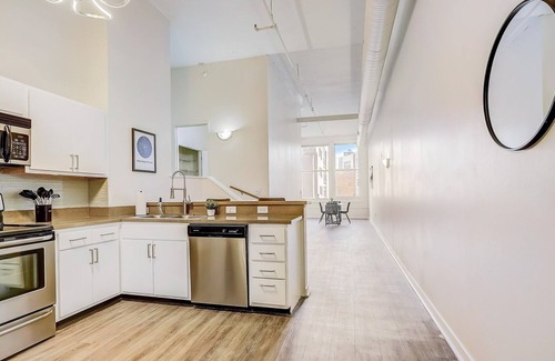 Mile Square Apartamento | Frontdesk | 2 BR Apt by Kurt Vonnegut Museum