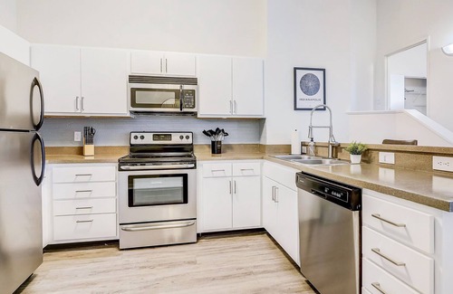 Mile Square Apartamento | Frontdesk | 2 BR Apt by Kurt Vonnegut Museum