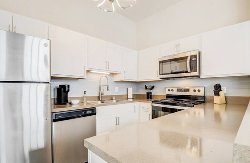 Mile Square Apartamento | Frontdesk | 2 BR Apt by Indiana Convention Center