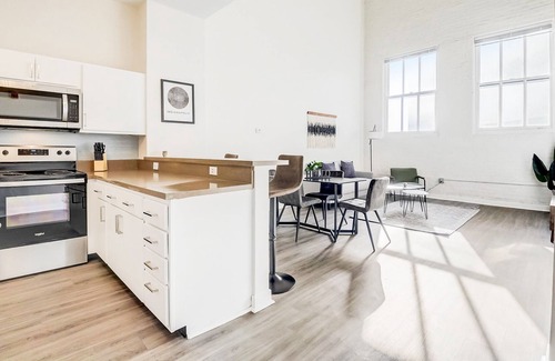 Mile Square Apartamento | Frontdesk | 2 BR Apt by Indiana Convention Center