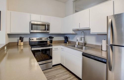 Mile Square Apartamento | Frontdesk | 2 BR Apt by Kurt Vonnegut Library