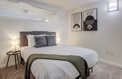 Mile Square Apartamento | Frontdesk | 2 BR Apt by Kurt Vonnegut Library