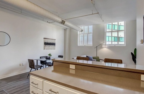 Mile Square Apartamento | Frontdesk | 2 BR Apt by Kurt Vonnegut Library