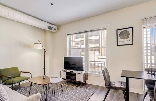 Mile Square Apartamento | Frontdesk | 2 BR Apt by Indiana State Museum