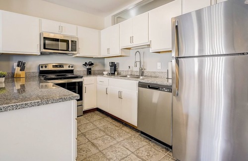 Mile Square Apartamento | Frontdesk | 2 BR Apt by Indiana State Museum