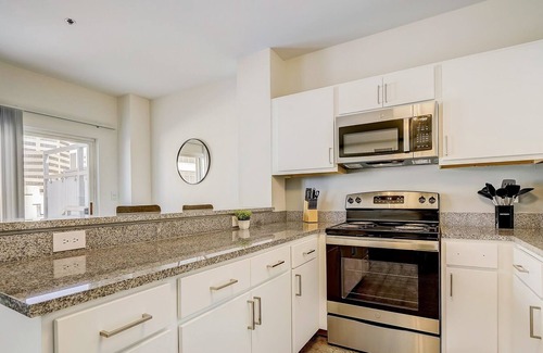 Mile Square Apartamento | Frontdesk | 2 BR Apt by Indiana State Museum