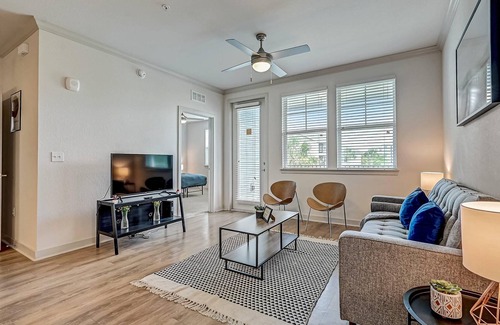 Golden Glades - The Woods Apartamento | Frontdesk | 2 BR Apt near Neptune Beach