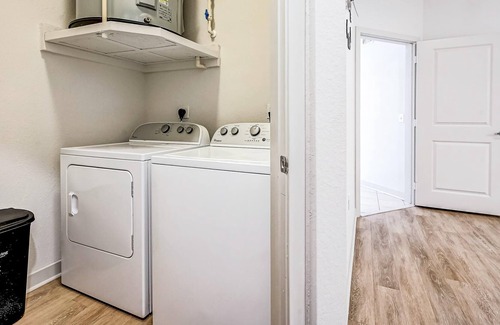 Golden Glades - The Woods Apartamento | Frontdesk | 2 BR Apt near Neptune Beach