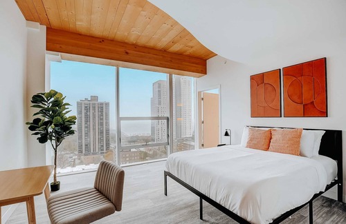 East Town Apartamento | Frontdesk | 3 BR Upscale+Modern Downtown Apt