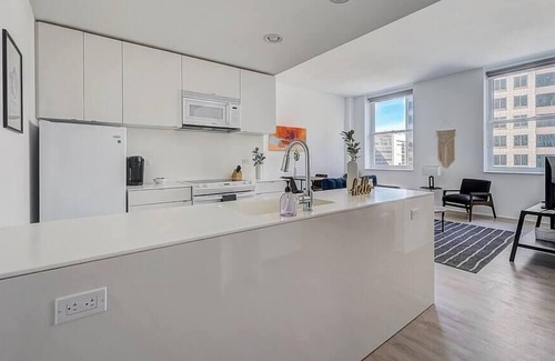 Gateway District Apartamento | Frontdesk | Beautiful Studio near Downtown