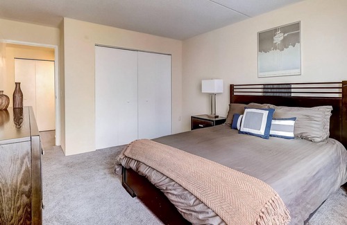 Gayborhood Apartamento | Frontdesk | Bright 1 BR in Washington Square