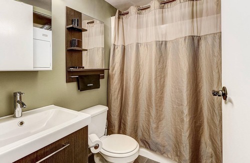 Gayborhood Apartamento | Frontdesk | Bright 1 BR in Washington Square
