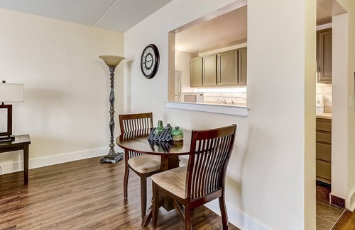 Gayborhood Apartamento | Frontdesk | Bright 1 BR in Washington Square