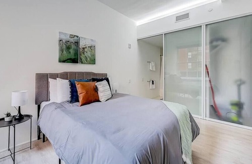 Gateway District Apartamento | Frontdesk | Bright + Open Studio in Downtown